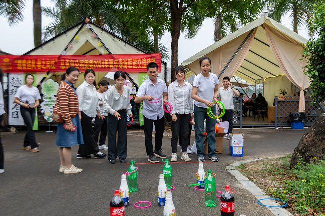 套圈現(xiàn)場(chǎng)。郭奎君 攝.jpg